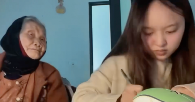 Clip bà nội ngồi bên cả buổi ngắm cháu học bài khiến dân mạng rưng rưng