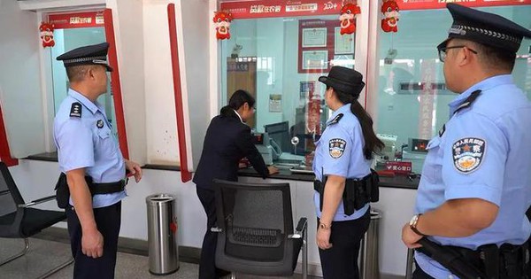 Phát hiện khách đặt 4 lệnh mua vàng với giá hơn 3,6 tỷ đồng, công an lập tức đến ngân hàng xác minh, còn yêu cầu đơn vị chuyển phát đổi địa chỉ giao hàng