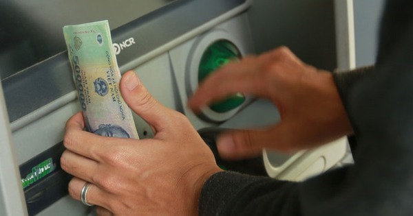 Tiền mặt người dân rút từ ATM ngân hàng giảm kỷ lục
