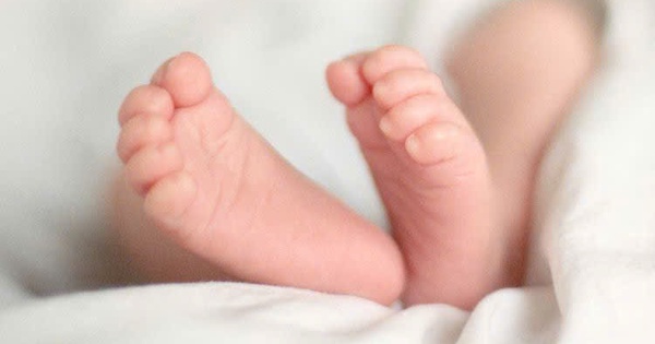 Cú sốc IVF: Cặp đôi bàng hoàng phát hiện con gái mình sinh ra không cùng huyết thống với cả 2 vợ chồng