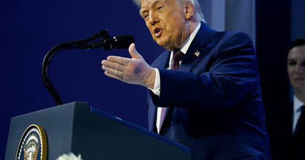 Nhà Trắng lý giải về vết bầm tím lạ trên tay Tổng thống Donald Trump tại Davos