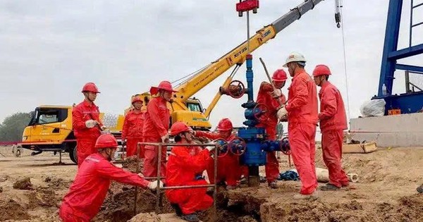 Sau tiếng động lớn, vết nứt xuất hiện nhưng vẫn khoan sâu 1.000m, phút sau công trường báo tin vui, kho báu khủng lộ diện