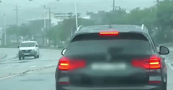 Xe chở nam diễn viên lao đầu vào gầm xe tải với tốc độ 200km/h, bị xé toạc nóc