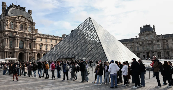 Bảo tàng Louvre mở cửa trở lại sau vụ trộm gây chấn động