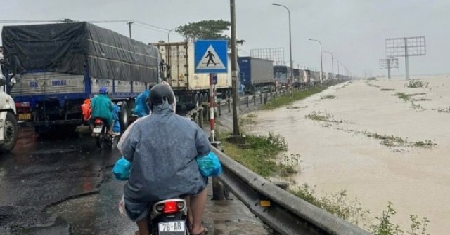 Hành trình 'sống chết' về quê trong đêm lũ