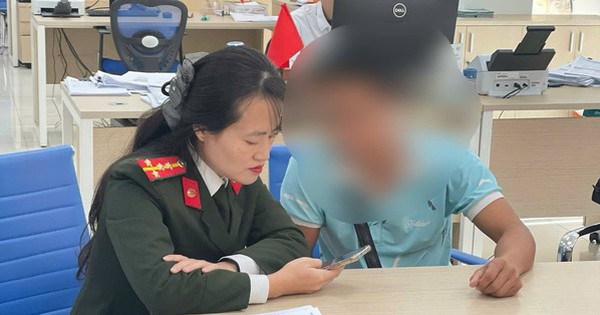 Chưa đến hạn tất toán, người đàn ông vẫn kiên quyết rút sổ tiết kiệm, vay thêm tiền để chuyển khoản 250 triệu: Nhân viên BIDV khuyên không được, liền báo công an
