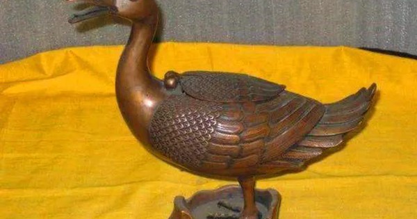 Dùng 1,3 tỷ tiền tiết kiệm của gia đình mua 1 con vịt đồ chơi, cô gái ngã khuỵ khi chuyên gia thẩm định nói: 