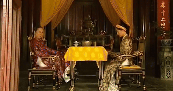 Nữ diễn viên duy nhất là Phó Giáo sư - Tiến sĩ, được tung hô là Hoàng hậu đẹp nhất Việt Nam suốt 20 năm