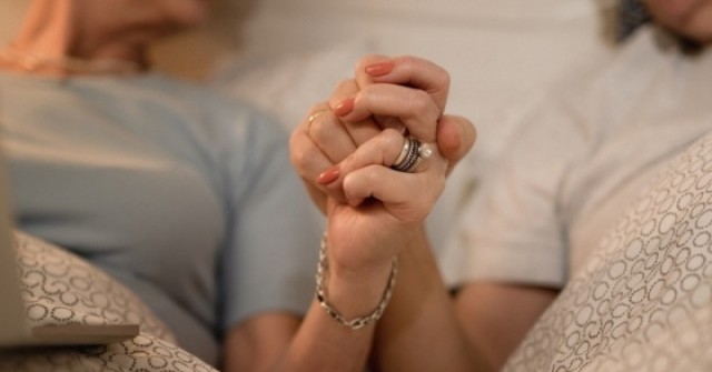 Chồng ngoại tình vì 'lệch pha' chuyện chăn gối, vợ U60 tìm cách cứu vãn hôn nhân