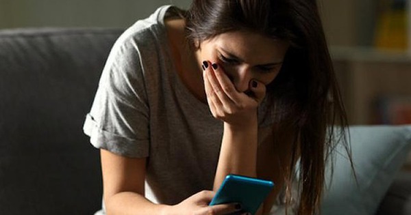 Nghi chồng ngoại tình, vợ xem điện thoại thì phát hiện 
