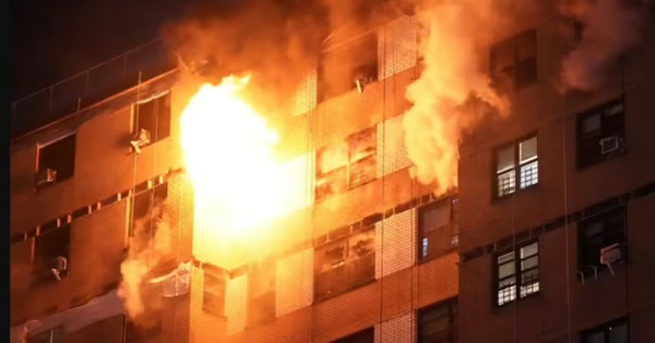Cháy lớn tại chung cư 17 tầng ở New York, hơn 200 lính cứu hoả được điều động