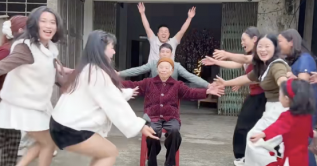 Trend 'chạy vào ôm ông bà' gây sốt mạng đầu năm mới Bính Ngọ