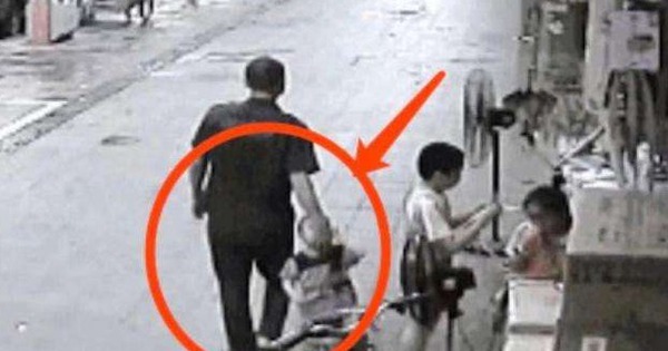 Bị kẻ buôn người kéo đi, đứa bé hoảng hốt nói 2 từ, ai ngờ thoát ngoạn mục!