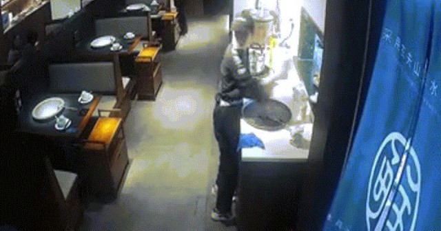 Nước tràn xối xả trong nhà hàng vì vỡ bể cá khổng lồ