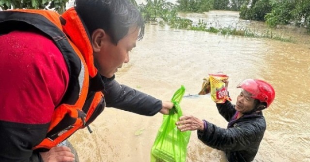 Người vùng lũ cần cứu trợ gì ngoài mì tôm?