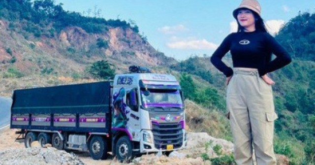 Chân dung nữ tài xế trẻ đẹp lái xe tải chở hàng cứu trợ miễn phí cho miền Trung