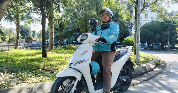 Chuyển từ xe xăng sang VinFast Feliz S chạy Xanh SM Bike, nữ tài xế chia sẻ: ‘Xe điện khỏe người, nếu làm chăm chỉ có thể kiếm 30 triệu/tháng’