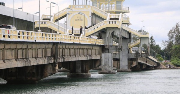 Người đàn ông cố tình lao ô tô xuống sông, nhân viên cứu hộ sửng sốt khi nhìn vào bên trong xe
