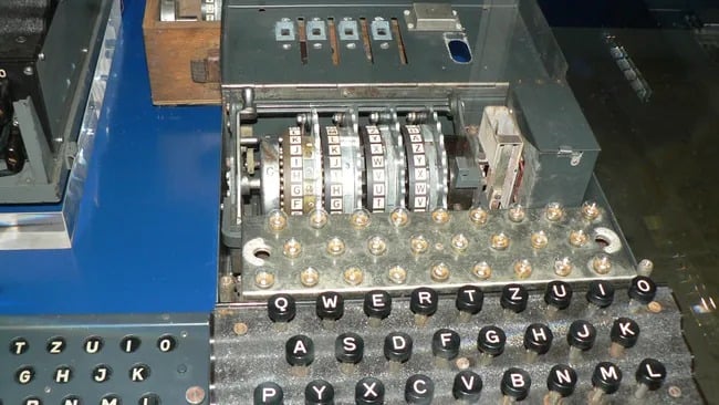Máy mật mã Enigma bốn rotor thời Thế chiến II được bán đấu giá gấp đôi giá ước tính