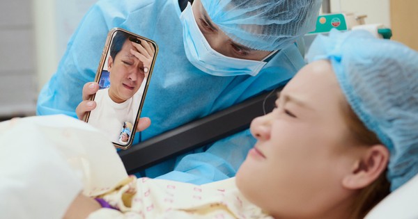 Nhã Phương sinh con lần 3, Trường Giang khóc nấc nhìn vợ qua điện thoại