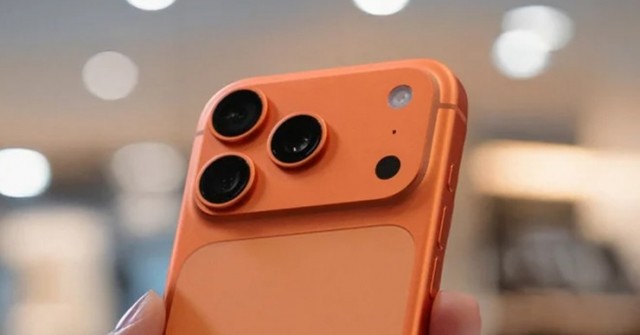 Vai trò thầm lặng của chấm đen tí hon trên lưng iPhone