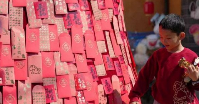 Giới trẻ kiệt quệ tài chính vì gánh nặng tiền mừng tuổi