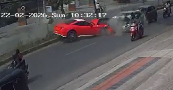 Siêu xe Ferrari trị giá 11,5 tỷ đồng đâm trúng nhiều phương tiện trên phố