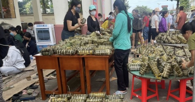 Cả xã thức xuyên đêm nấu 15 nồi bánh chưng, vội vã đóng hàng gửi bà con vùng lũ