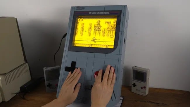 Bản mod Lego Game Boy khổng lồ với màn hình phát quang điện