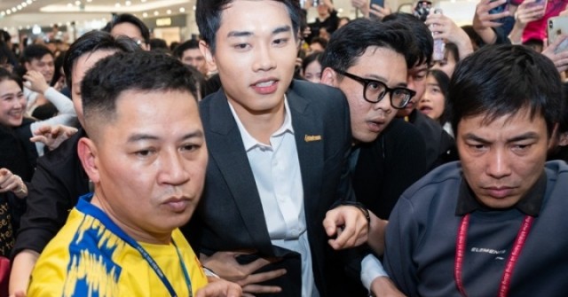 Cảnh hỗn loạn, chen lấn để gặp Nguyễn Đình Bắc tại buổi giao lưu
