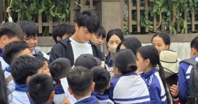 Người hâm mộ quê nhà nồng nhiệt chào đón sự trở về của thủ thành Cao Văn Bình
