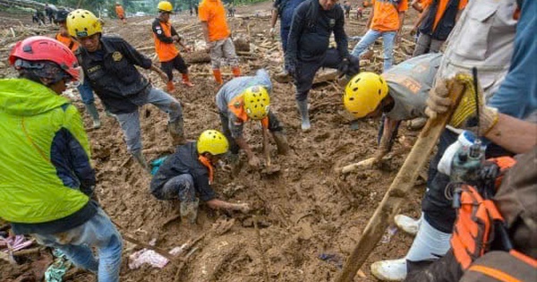 Chạy đua từng phút cứu hộ 34 ngôi nhà bị chôn vùi sau sạt lở kinh hoàng: Nhiều thi thể được tìm thấy, 72 người vẫn mất tích