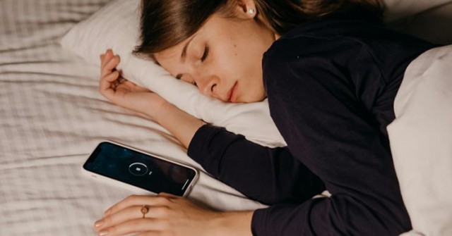 Sự thật rùng mình: Smartphone làm gì trong bóng tối khi bạn đang ngủ?