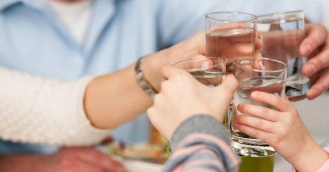 Gen Z từ chối rượu bia, 'viết lại luật chơi' trên bàn tiệc
