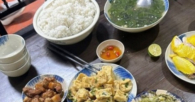 Đi cứu trợ Đắk Lắk, đoàn Thái Nguyên nhận bữa cơm ấm lòng từ chủ quán Ninh Bình
