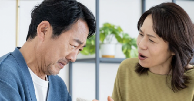 Trắng tay sau 30 năm đưa lương vợ giữ