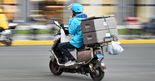 Shipper ôm 220 triệu đồng tiền mặt lao vào đồn công an kêu cứu: “Số tiền này không ổn!”