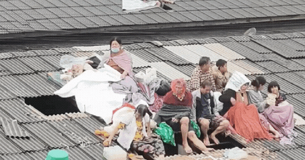 Hàng chục người già, trẻ nhỏ nằm rạp trên mái nhà, mắc kẹt suốt 40 tiếng đồng hồ giữa dòng nước lũ ở Thái Lan