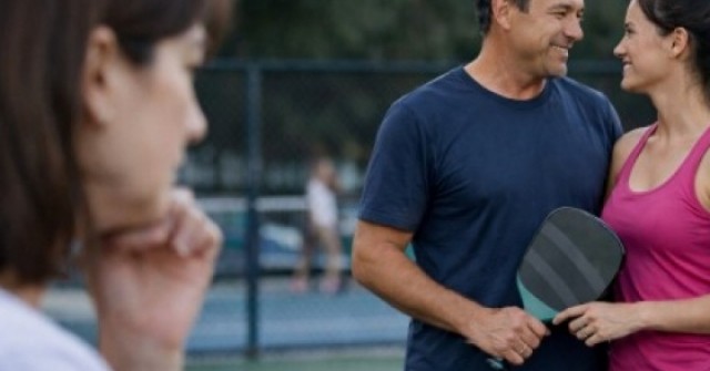 Chơi pickleball để giữ lửa hôn nhân, chồng tôi thân mật với cô gái kém 15 tuổi