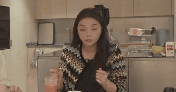 1 nữ ca sĩ khóc nức nở, tiết lộ lý do kinh hoàng gây khó mang thai