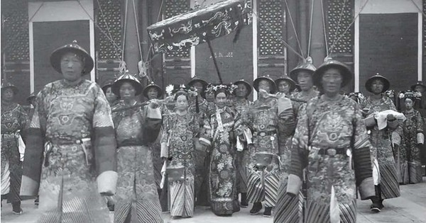 Ảnh hiếm thời Thanh: Nhà quan treo da hổ trấn trạch, đội quân thái giám của Từ Hi có điểm này khác thường