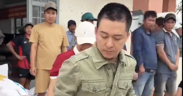 Tuấn Hưng lộ rõ nét mặt buồn sau khi mẹ qua đời, trực tiếp cứu trợ bà con vùng lũ