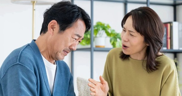 57 tuổi, người đàn ông khóc than 