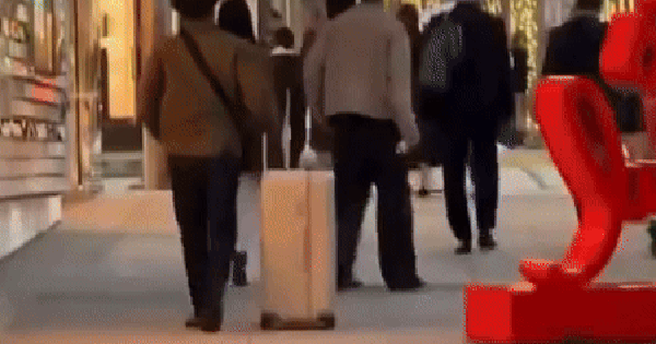 Clip: Ca sĩ quốc dân hẹn hò thiên kim tiểu thư kém 20 tuổi ở Mỹ