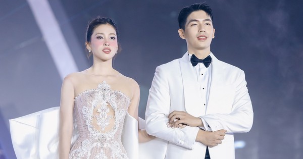 Tóm dính cặp đôi diễn viên - Hoa hậu Vbiz tình tứ trước hàng trăm người, bảo sao ai cũng tin phim giả tình thật