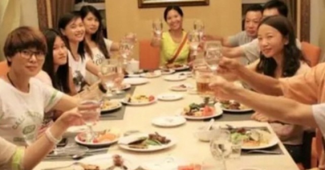 Tin nhắn ngân hàng đến sau buổi họp lớp khiến chàng trai sững sờ