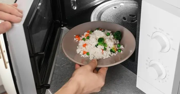 Dùng lò vi sóng hâm nóng thức ăn, tại sao đĩa bên trong cứ xoay mà không chịu đứng yên: Đố ai giải thích được