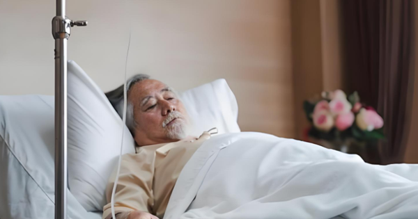 Cô gái thuê trọ suốt 3 năm, thấy chủ nhà bị đột quỵ liền ứng trước 200 triệu cứu mạng, 2 tháng sau nhận được 1 mảnh giấy: 
