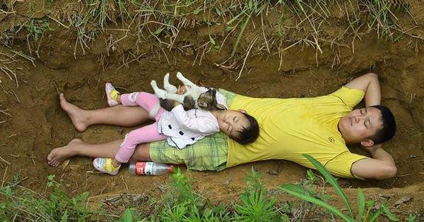 Cô bé 2 tuổi từng nằm dưới mộ mỗi ngày để 