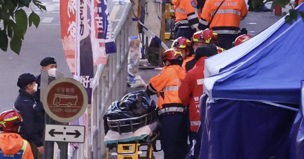 Thảm hoạ cháy 8 toà chung cư ở Hong Kong (Trung Quốc) sang ngày thứ 3: Số người chết tăng lên 94, lực lượng cứu hoả phá cửa từng căn hộ